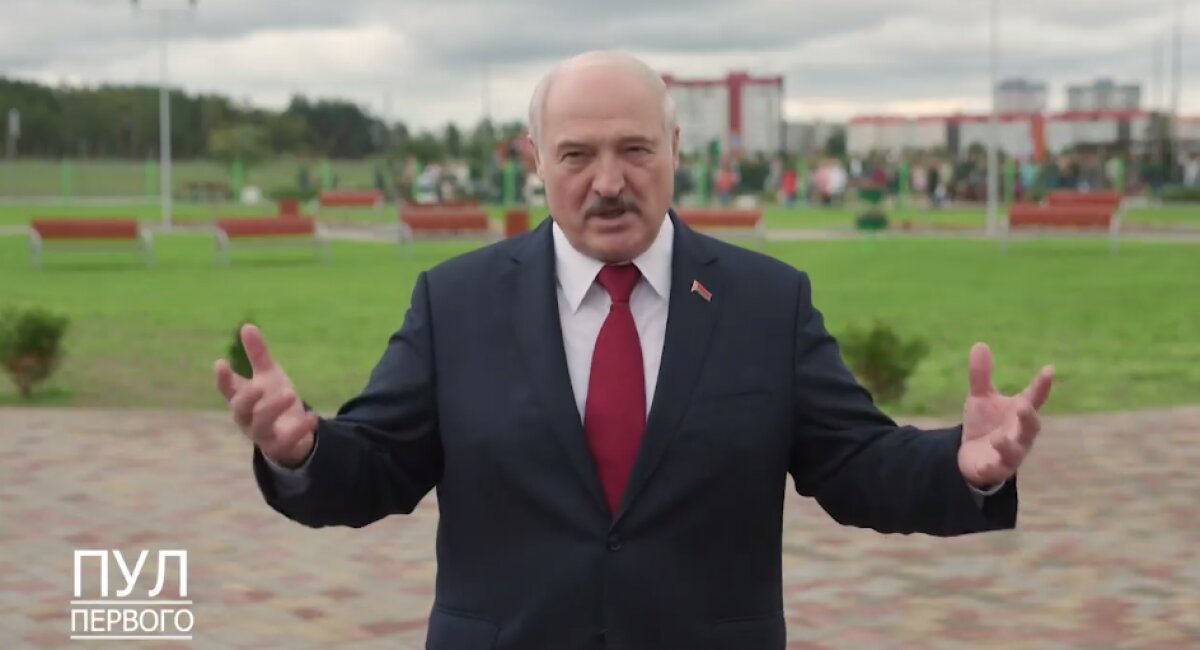 Лукашенко на день рождения подарили футболки с надписью "Раздевайтесь, работайте"