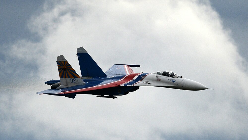 Су-27 жестко вынудил передумать самолет НАТО приближаться к лайнеру Шойгу над Балтикой