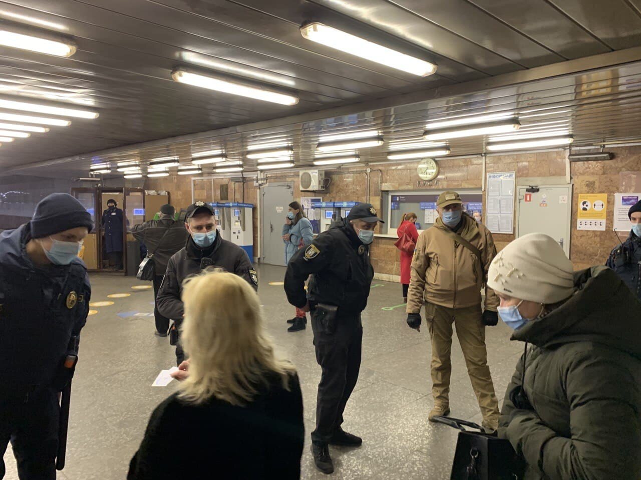 ​Не пускают в метро и автобусы: в Киеве самый настоящий транспортный коллапс, кадры