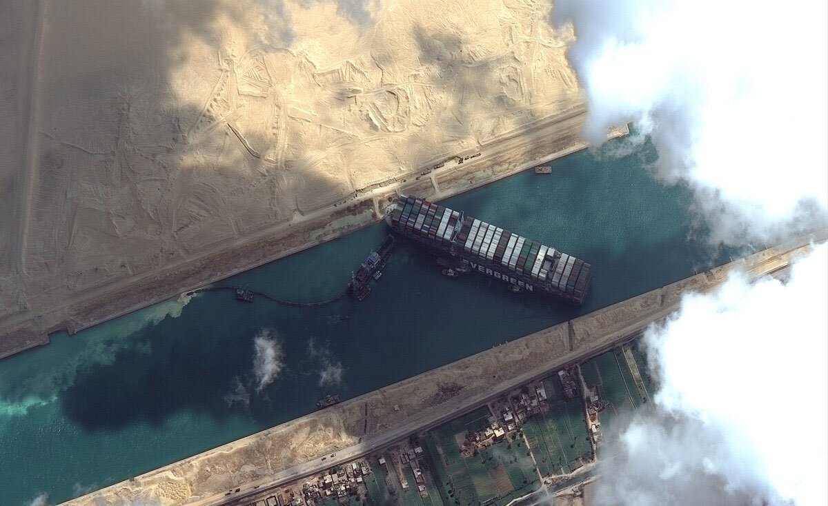 Заблокировавший Суэцкий канал корабль могут сдвинуть с мели сегодня – СМИ