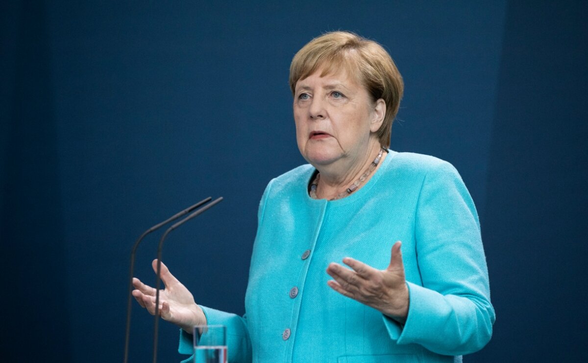 Меркель отказалась снабжать Украину оружием 