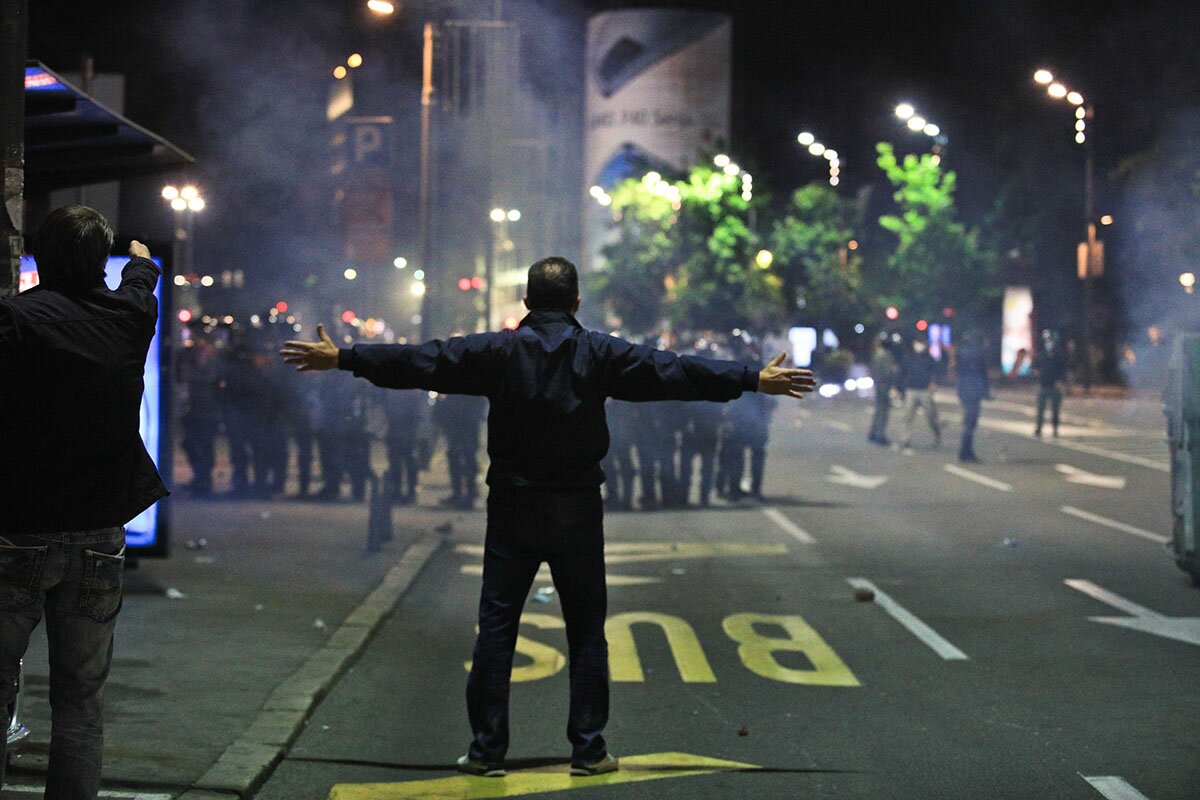 ​Появились кадры разгона массового протеста в Сербии с применением бронетехники