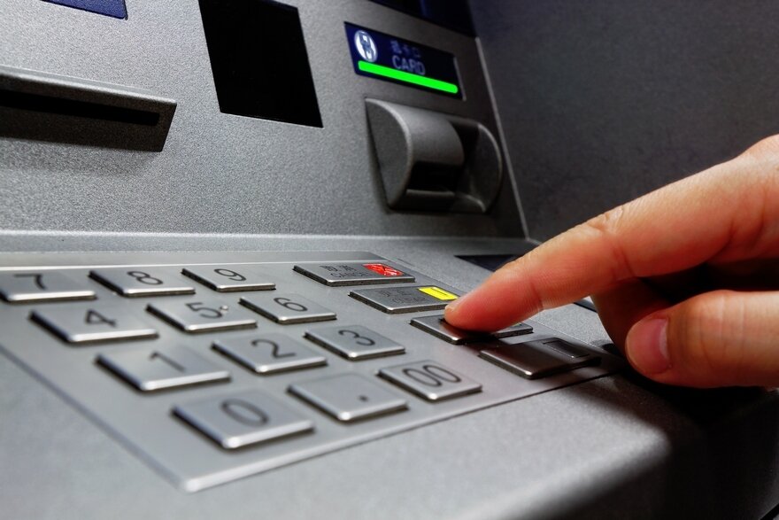 ​В московском банкомате обнаружили фальшивые купюры в размере 1,5 миллионов рублей