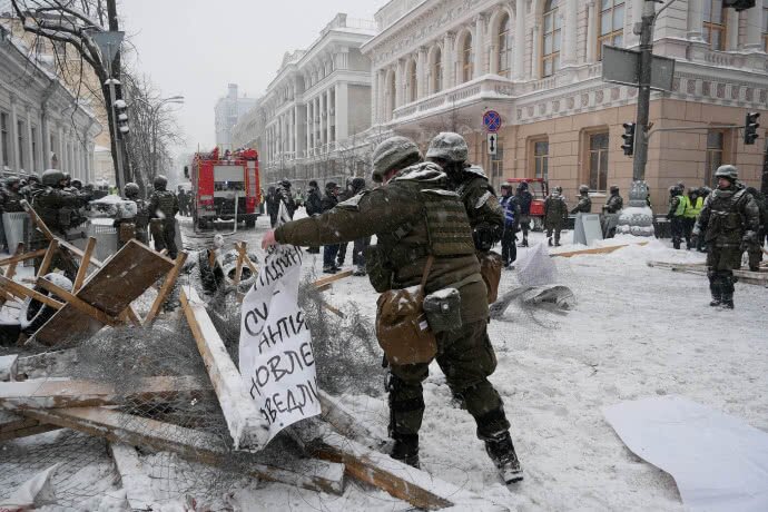 Протесты в Киеве: украинские силовики "зачищают" палаточный городок под Радой, есть пострадавшие - кадры