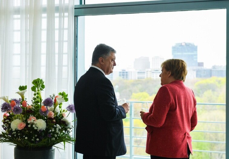 Стала известна реакция Меркель на претензии Порошенко по "Северному потоку – 2"