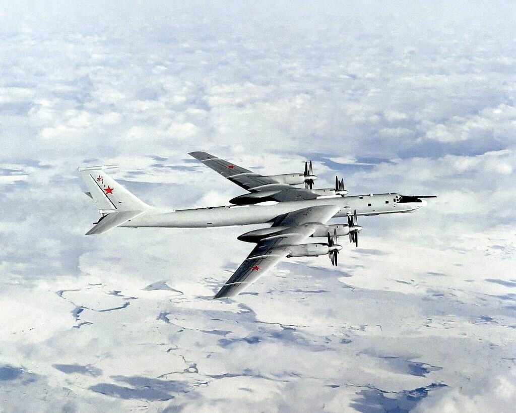 Российский Ту-142 пролетел "перед носом" флагмана ВМС США корабля "Маунт Уитни"