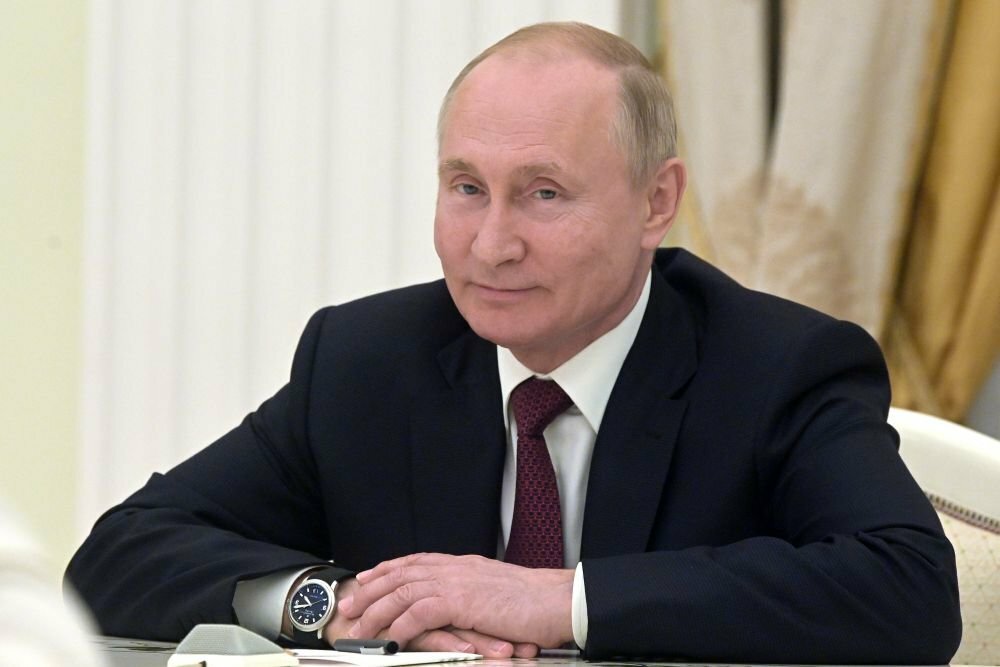 "Давайте сюда", - Путин остроумно подшутил над Песковым, показав, как бороться с бюрократией