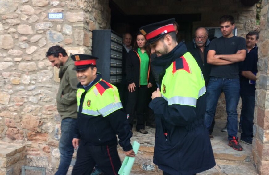 Полиция Каталонии выносит урны из избирательных участков под негодующие крики толпы - кадры