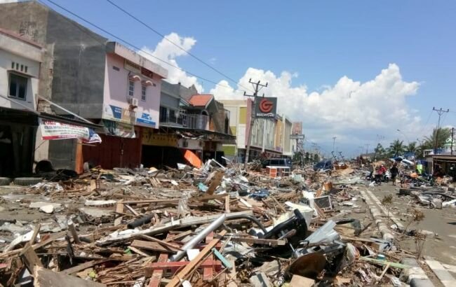 Катаклизмы продолжаются: после землетрясения и цунами Индонезию накрыло извержение вулкана – кадры