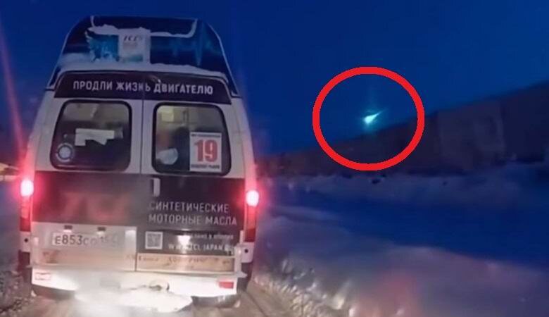 Аномалия в небе Новосибирска: водители заметили странный объект, обладающий зеленым свечением, – кадры 