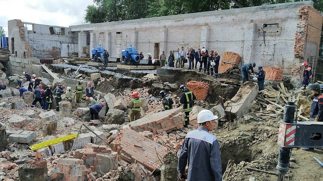 Все затряслось, и трое работников успели отбежать: последние новости с места обрушения здания в Новосибирске