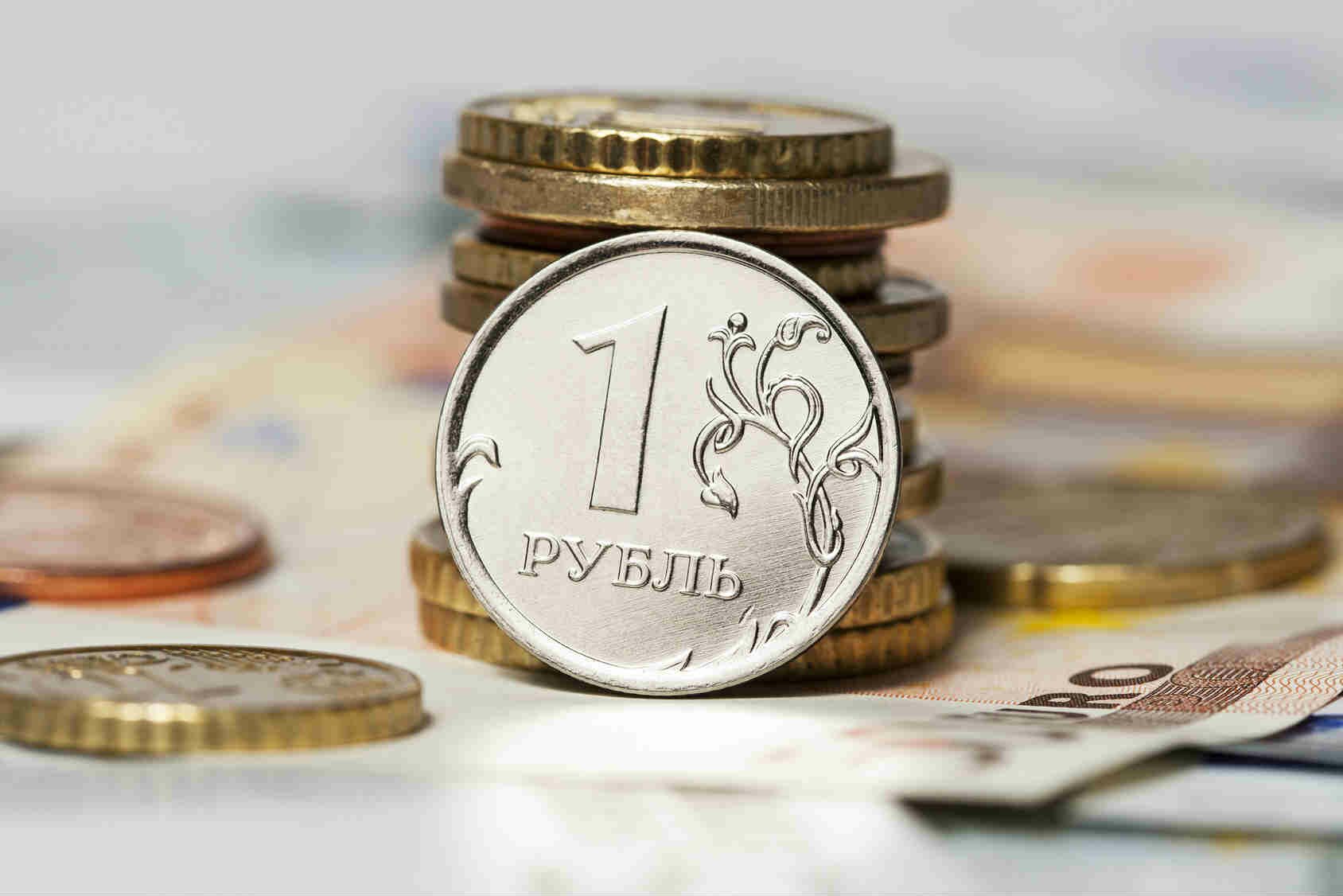 ​Евро впервые побил рекорд 2016 года, достигнув отметки в 92 рубля: курс валют на 28 сентября