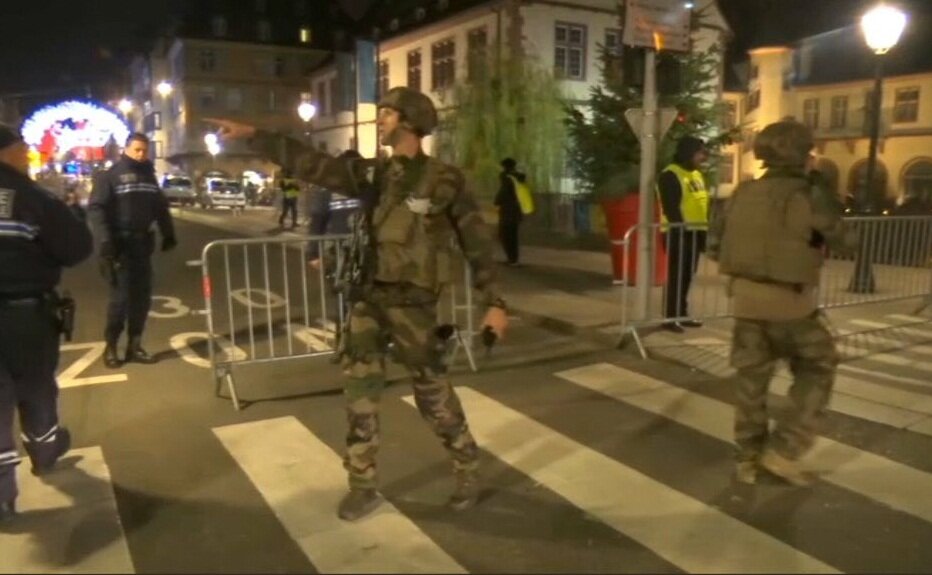 Открывший стрельбу в Страсбурге скрылся с места преступления: последние подробности 