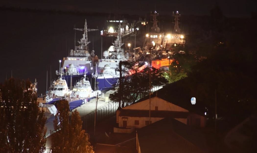 В Керчи в месте стоянки задержанных украинских кораблей началось "движение": первые кадры из Крыма