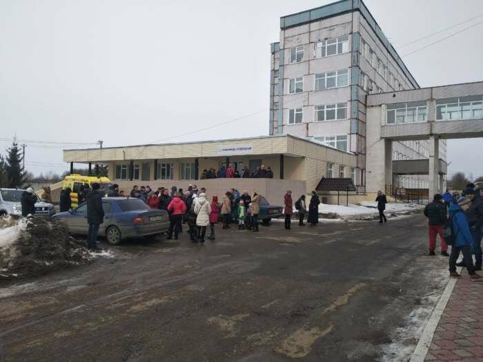 ​Подмосковный Волоколамск задыхается - скорые десятками везут школьников в больницы – кадры