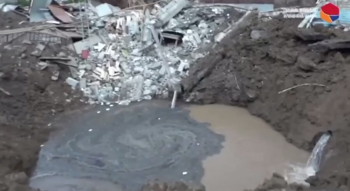 Огромная воронка в городе Шуши после удара ВС Азербайджана попала на видео