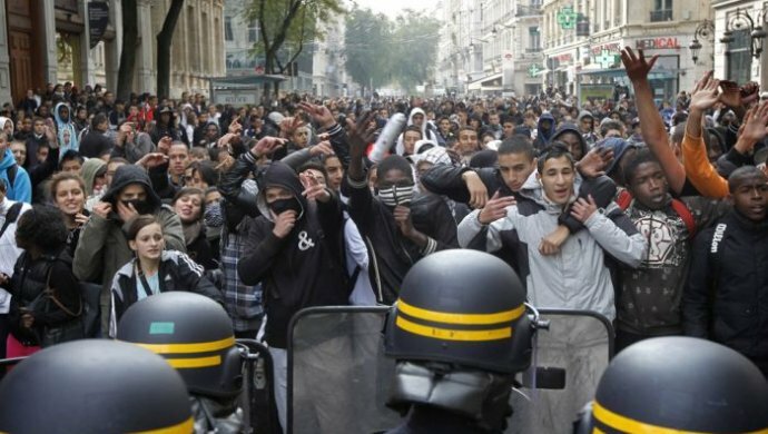 В парижских беспорядках полиция чуть не покалечила россиянина