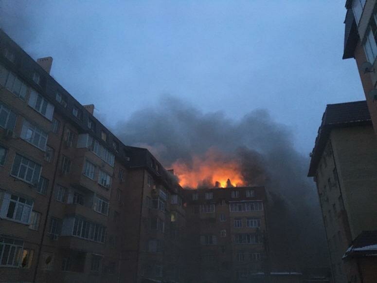 Масштабный пожар в Краснодаре: пылает многоэтажка – огонь перекинулся на соседний дом