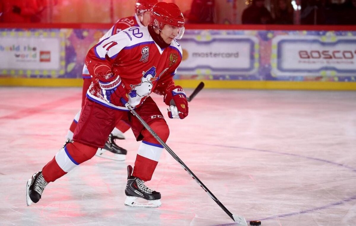 Команда Путина победила соперников в хоккейном поединке на Красной площади – 8:5
