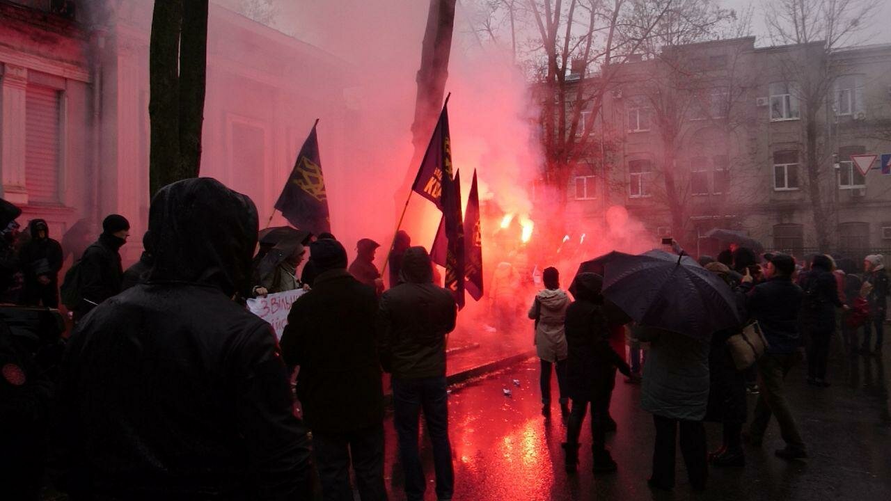 Националисты атаковали консульство РФ в Харькове – пылают деревья, горят шины: кадры