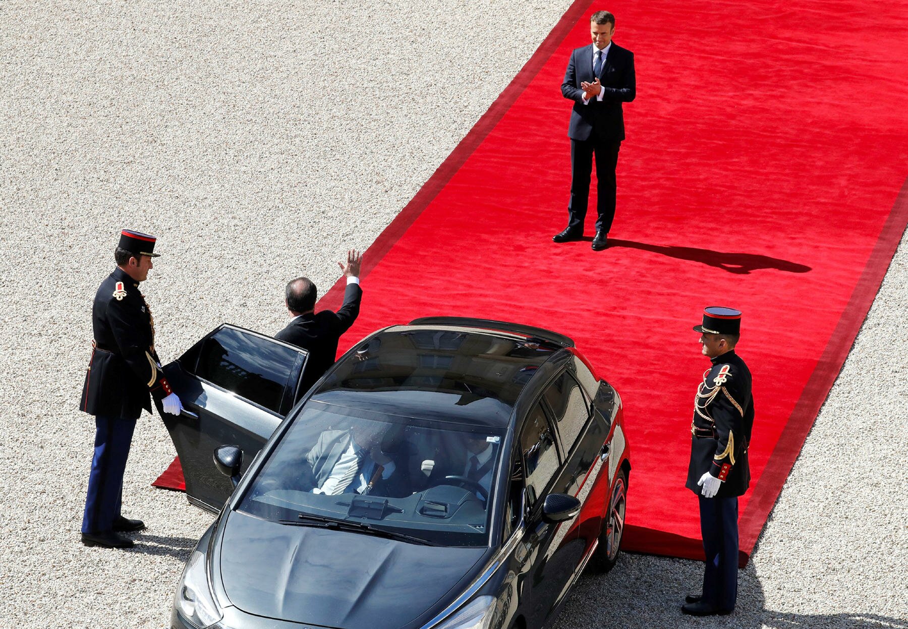 Олланд передал власть Макрону – кадры инаугурации президента Франции