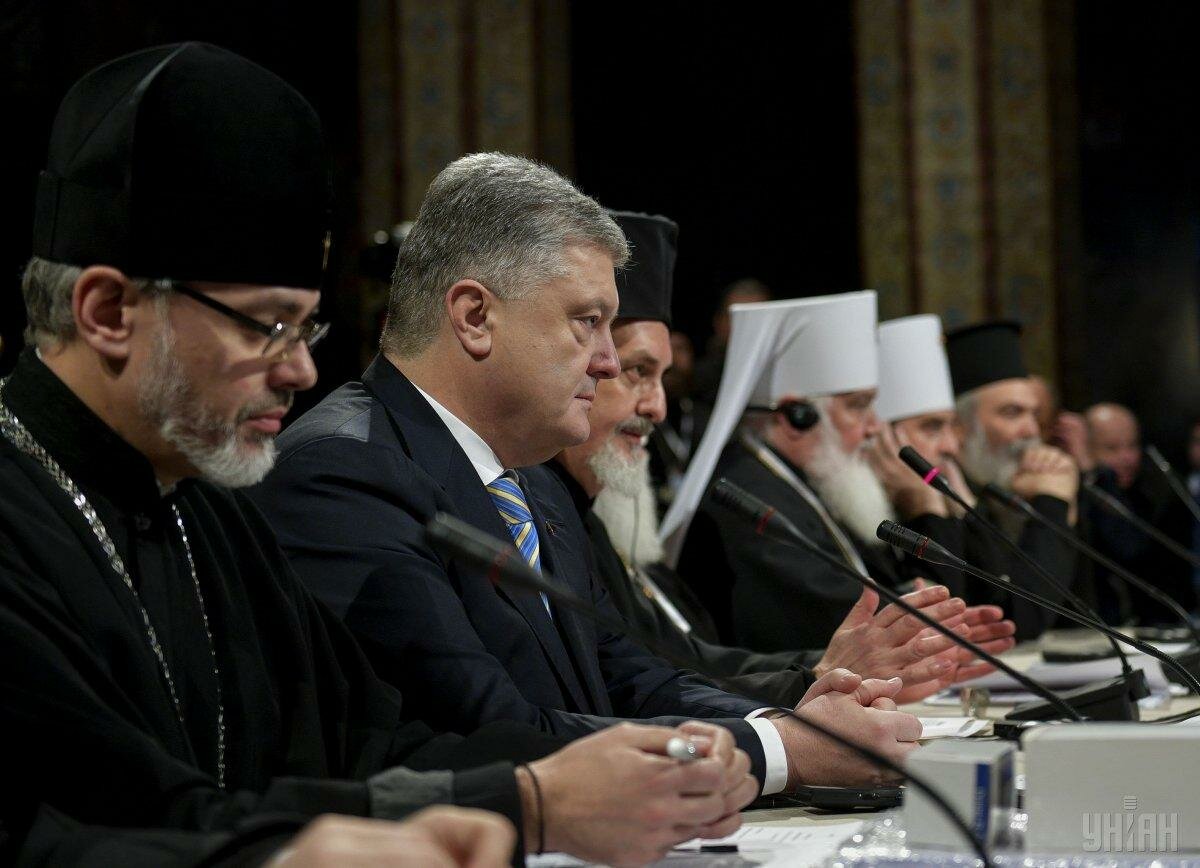 В канонической УПЦ указали на еще один дискриминационный шаг со стороны Порошенко 