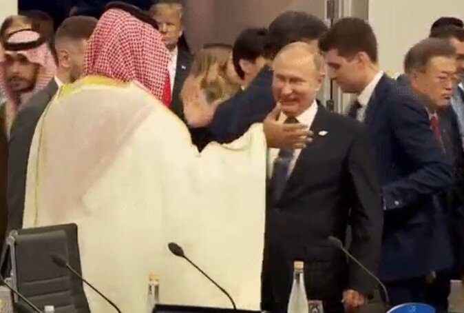 "Держи пять!" - Путин и саудовский принц радушно поприветствовали друг друга на глазах у Трампа – кадры