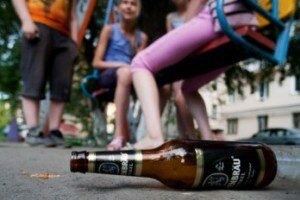 Девушке выстрелили в голову за распитие спиртного на детской площадке в Москве