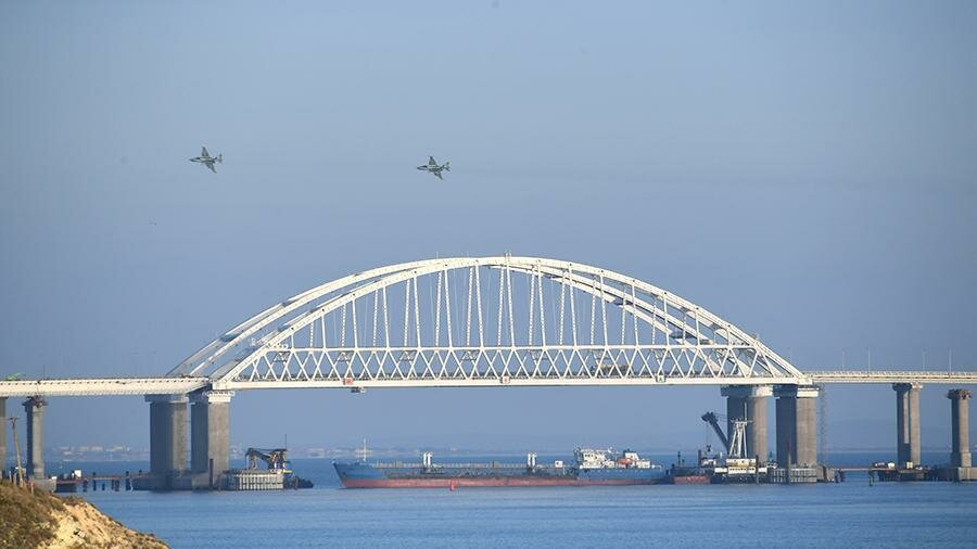 Вышедшие из Бердянска два корабля ВМС Украины не решились войти в территориальные воды РФ 