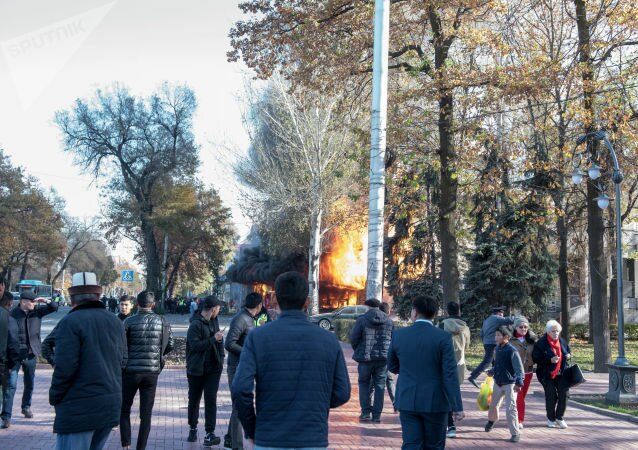 Три взрыва в центре Бишкека: скорые увозят десятки жертв, первые кадры