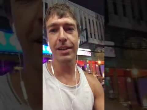В Москве полиция накрыла "на горячем" организатора скандальных секс-тренингов Алекса Лесли и его "рабынь" - кадры