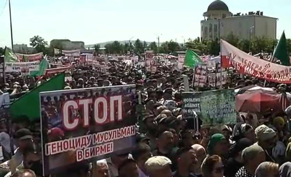 В Грозном десятки тысяч активистов вышли на защиту мусульман - кадры