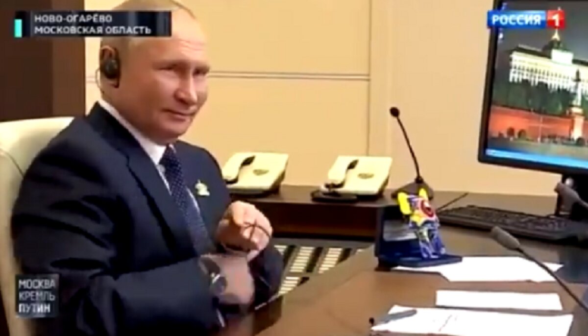 Путин удивил членов АТЭС, появившись на саммите с "игрушкой-монстром"