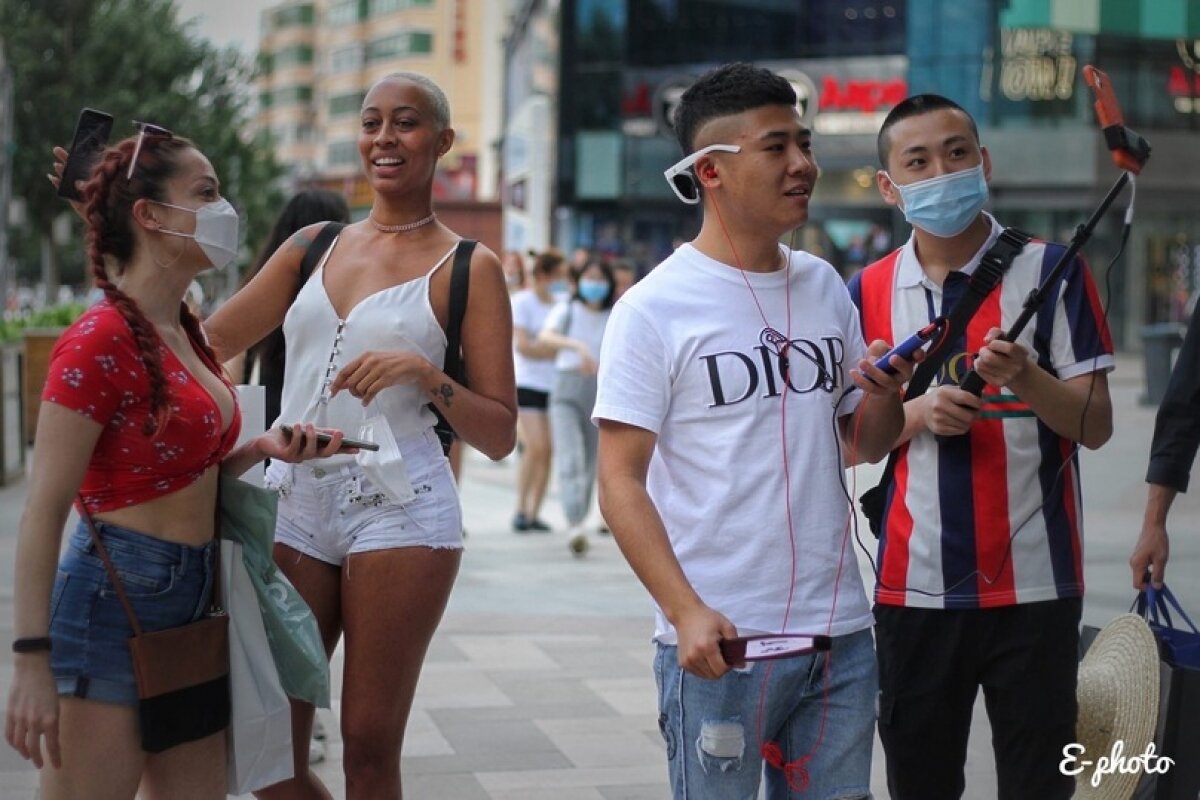 ​"Люди на улице танцуют, поют, но посмотрим, что будет через неделю", - россияне рассказали о коронавирусе в Пекине