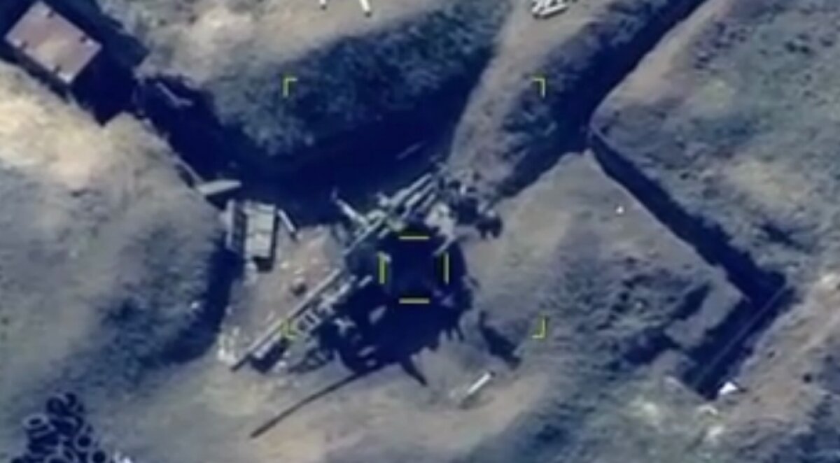 Азербайджан показал видео уничтожения военной техники Армении барражирующим снарядом