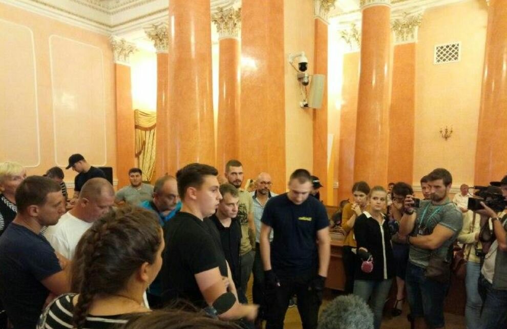 В Одессе активисты со штурмом прорвались в горсовет - правоохранители пустили в ход слезоточивый газ: кадры