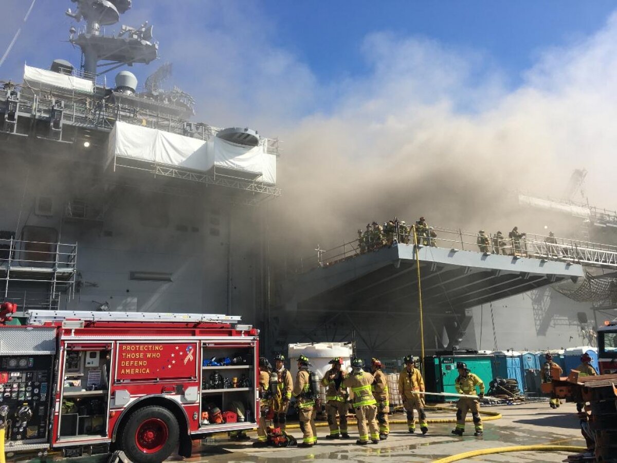 ​Пожар на USS Bonhomme Richard все еще не потушен: в Сети опубликованы кадры с места событий