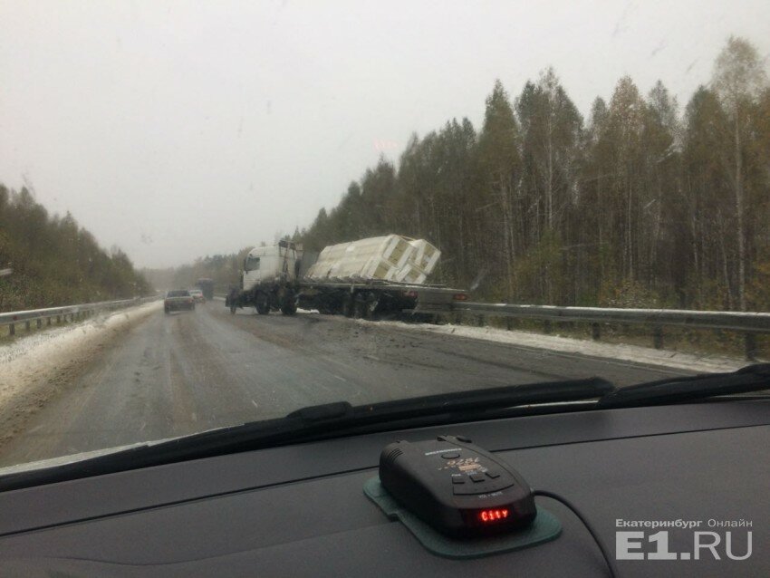 ​В Екатеринбурге прицеп фуры "прилег" на дороге, город продолжает засыпать снегом - кадры