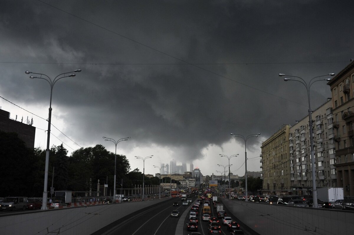 Москвичей экстренно предупредили о шквальном ветре: чего опасаться пешеходам и водителям