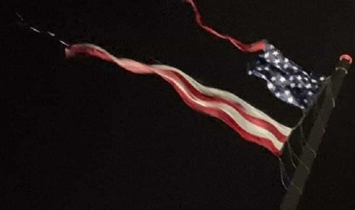 США, государственный флаг, молния, разорвала, самый большой, Висконсин, Шебойган, видео