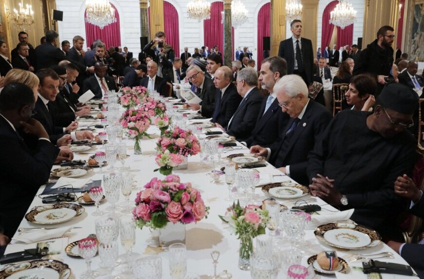 Макрон лишил Путина и Трампа возможности пообщаться за торжественным обедом – кадры