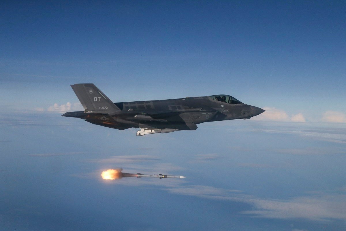 Истребитель F-15 ВВС США запустил ракеты возле базы ВМФ РФ