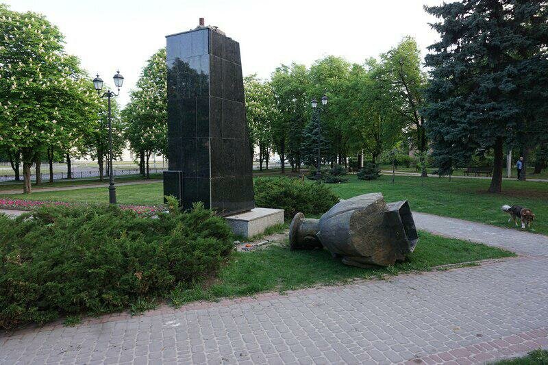 Опубликованы кадры дерзкого нападения вандалов на памятник Жукову в Харькове накануне Дня Победы