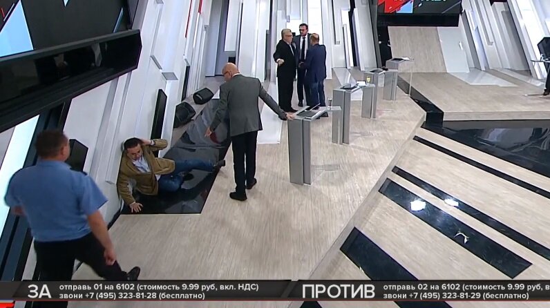 Украинец Вакаров ударил головой о стену американца Вайнера в студии ток-шоу "Кто против?"