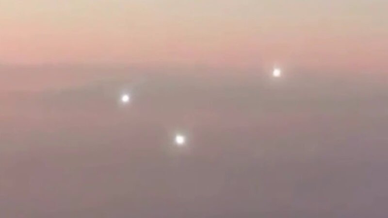 Словно живые объекты: над Южной Америкой НЛО преследовали авиалайнер – кадры 