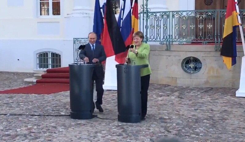 Не поделили трибуну: Путин и Меркель пошутили перед переговорами в Берлине – кадры