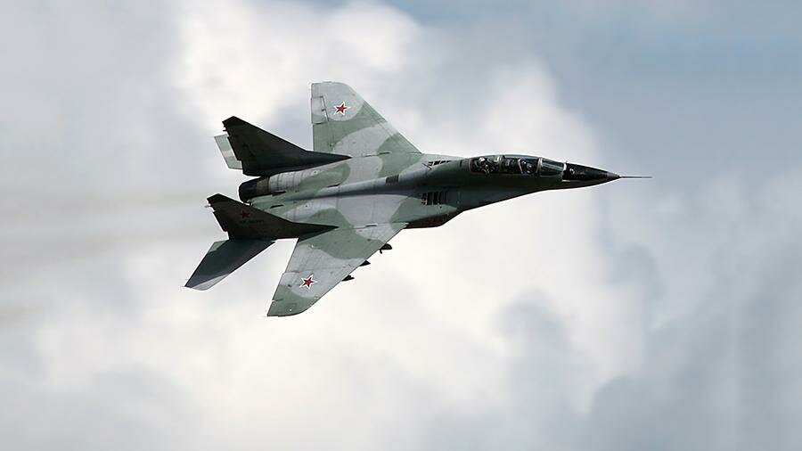 СМИ: МиГ-29 уронил топливные баки на асфальт возле Ейска – кадры