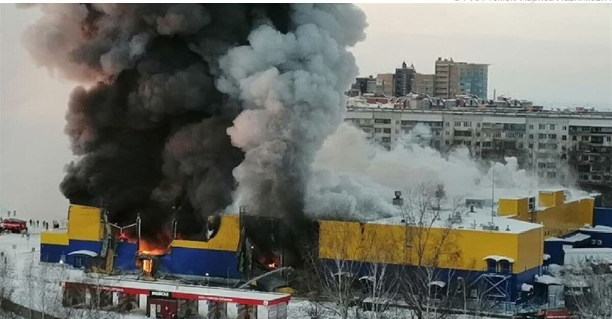 Гипермаркет "Лента" горит в Томске 