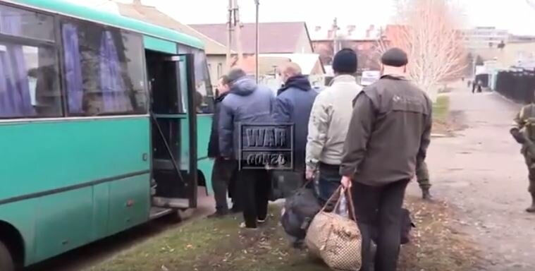 Обмен пленными на Донбассе: опубликованы первые кадры из ЛНР