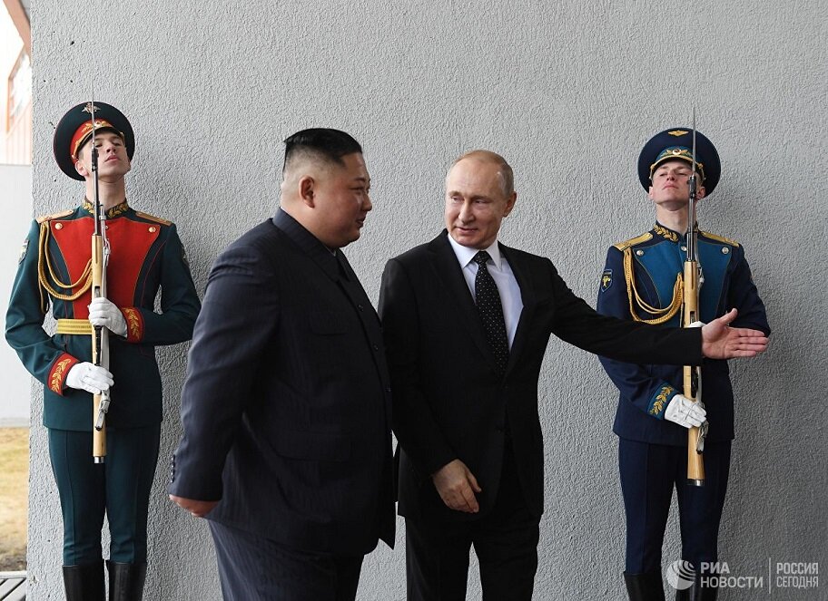 "Мне очень приятно видеть Вас", - Путин поздравил Ким Чен Ына на первой официальной встрече в России
